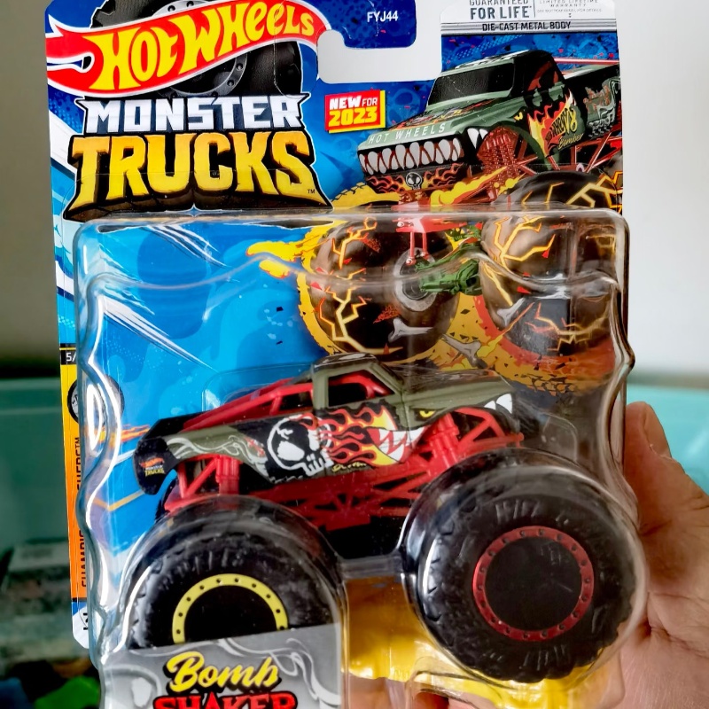 Hot Wheels Car Monster Trucks - セールスホイールズ 2025 モンスタートラックセット 1/64スケール ダイキャストモデルカー タイガーシャーク、ビッグフット、ポピーなど、男の子向けコレクタブルトイ