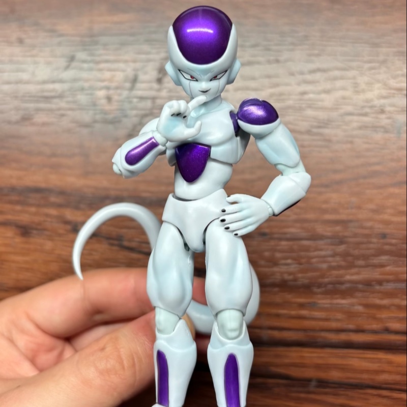 バンダイ S.H.Figuarts SHF ドラゴンボール  - Model Kit Frieza のレビューと価格