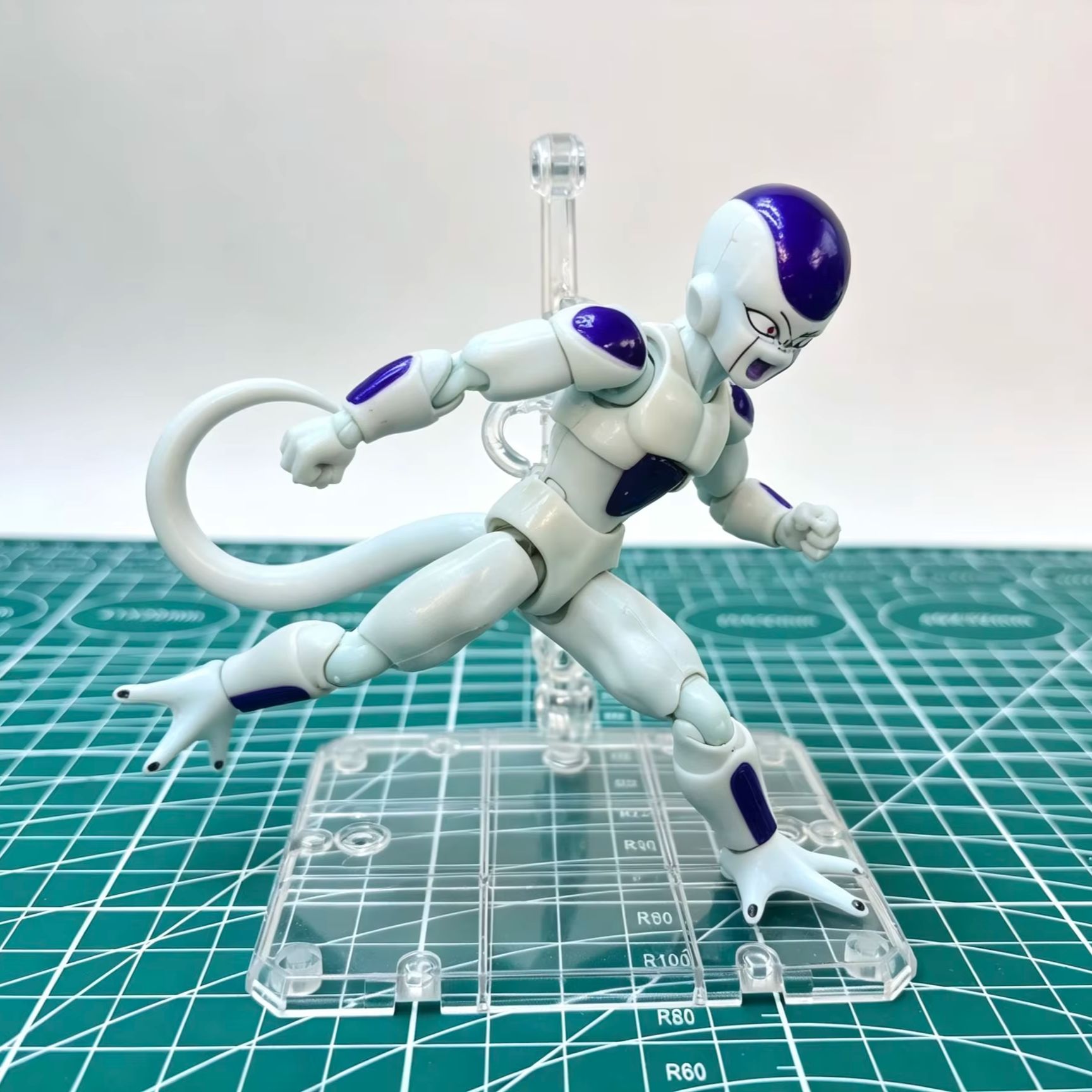 バンダイ S.H.Figuarts ドラゴンボール第四形態宇 - Model Kit Frieza のレビューと価格
